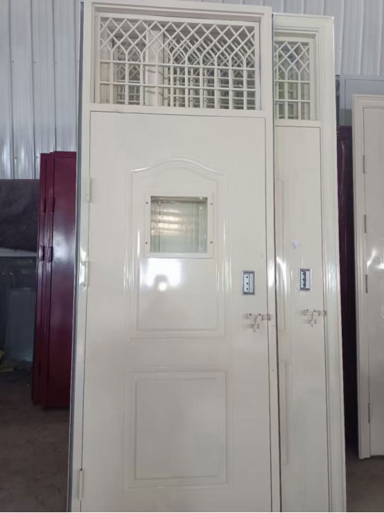 裕民学校教室门