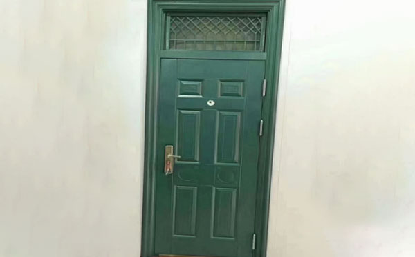 裕民学校教室门