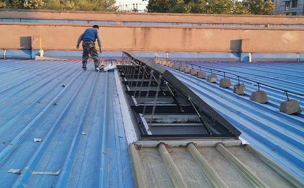 某区域性物流仓储中心裕民排烟窗系统安装项目